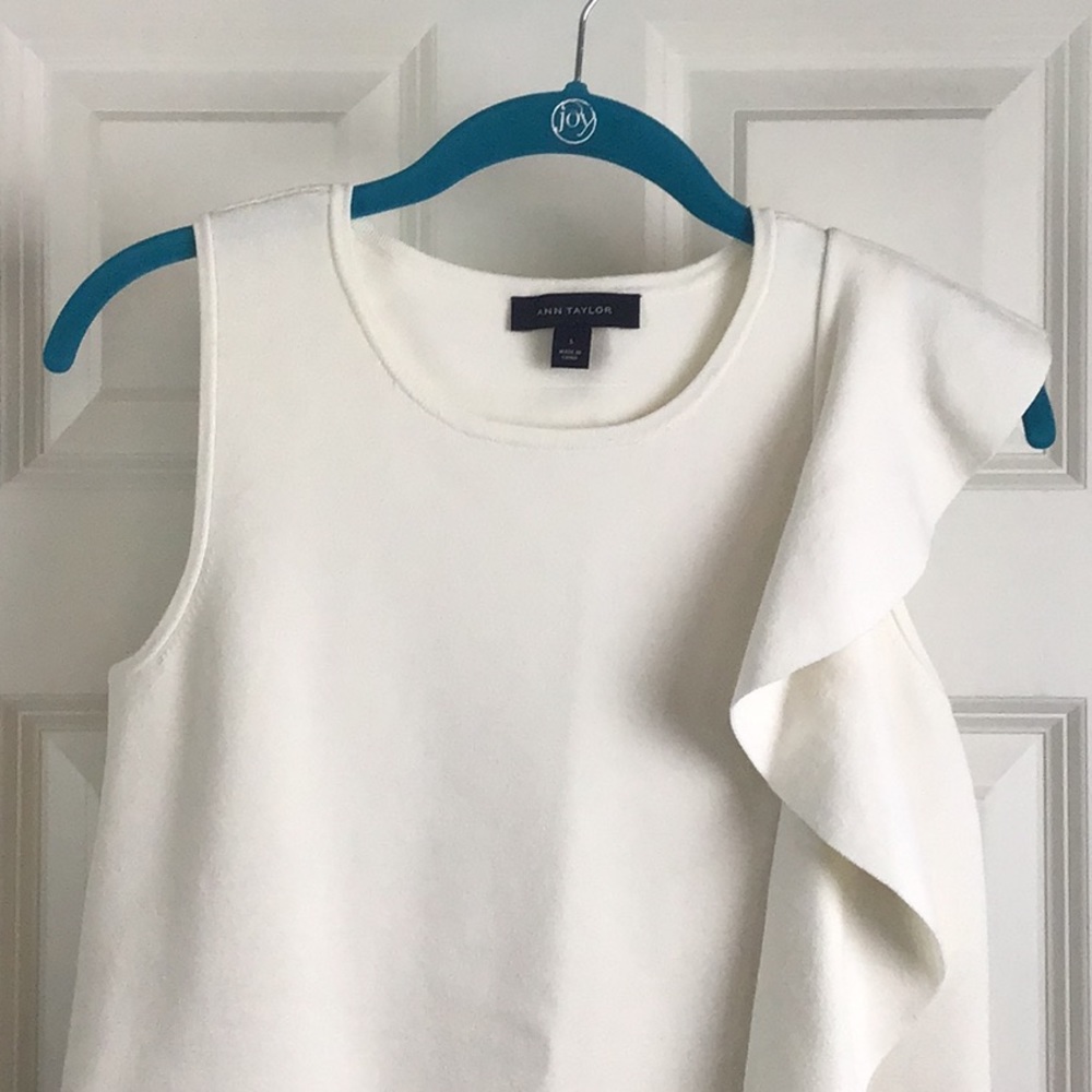 Ann Taylor 👜 Ruffle viscose top